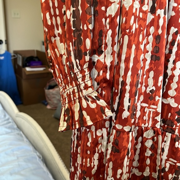 THML long sleeve tired dress with elastic around wrist. - Picture 3 of 3